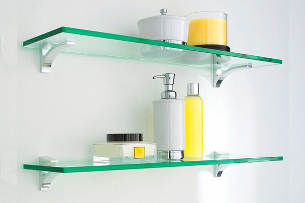 полки из стекла в ванной комнате закрепляются специальными изделиями фурнитуры